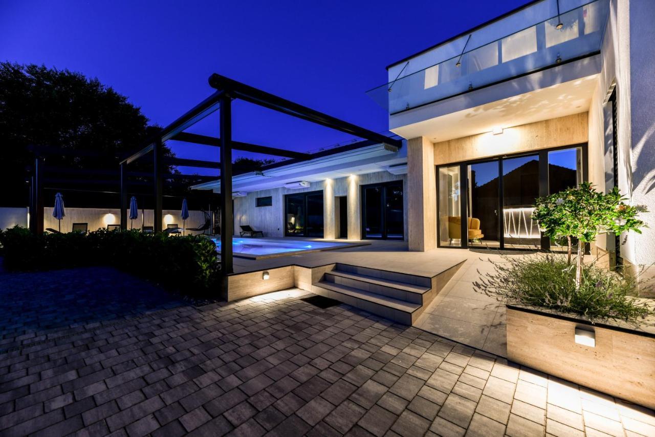 Crowonder Apartments & Rooms Oaza With Heated Swimming Pool And Sauna Turanj Esterno foto